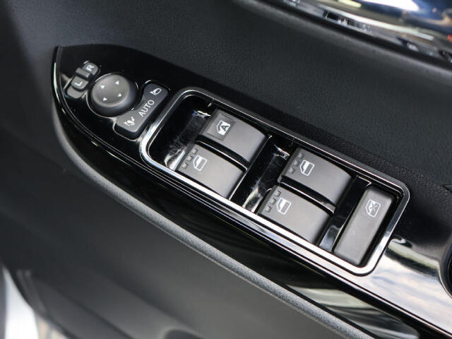 サイドミラー調整とウィンドウ開閉は、こちらのボタンで行います。