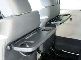 スマートフォンの充電等にも便利なUSB電源ソケット等も使いやすい場所に装備されています。