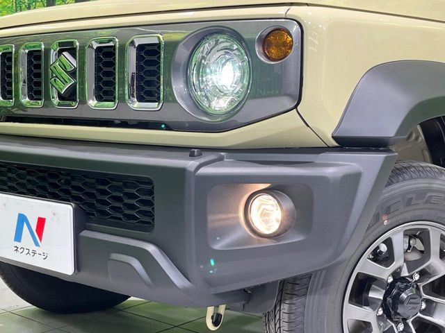 【LEDヘッドライト】悪天候や夜間走行時も良好な視界を確保し安心して運転できる高輝度LEDヘッドライトを装備！点灯速度が早く、消費電力も抑えられています。