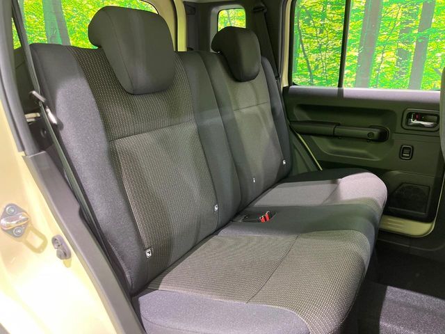 後部座席も気になるようなキズ・汚れやへたり等、大きなダメージはなく、良好な状態です。