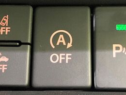 【アイドリングストップ】赤信号や渋滞で停車した際にエンジンを停止し、無駄な燃料の消費を抑えます。燃費向上や環境保護につなげる機能♪エンジンはブレーキを離せば再始動します。