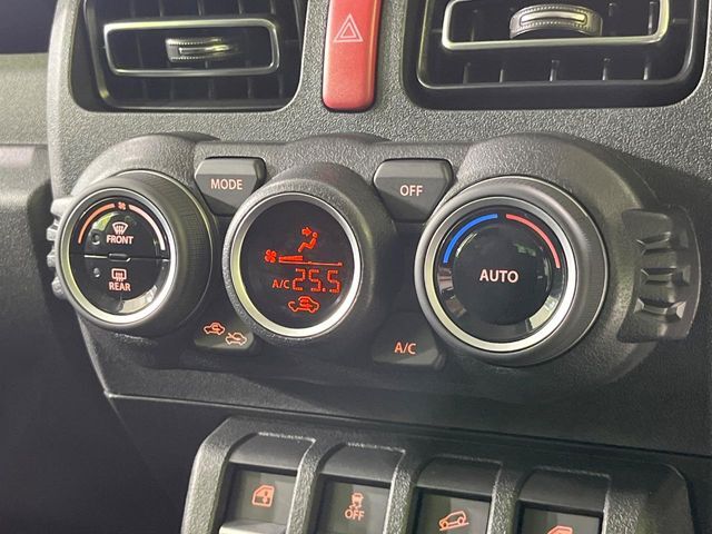 【オートエアコン】一度お好みの温度に設定すれば、車内の温度を検知し風量や温度を自動で調整。暑い…寒い…と何度もスイッチ操作をする必要はありません。快適な車内空間には必須の機能ですね♪