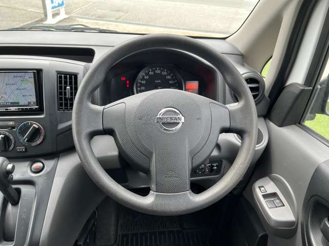 バンコンは主に商用バンをベースにしたキャンピングカーで、外装をほとんど変えることなく商用車ならではの広い荷室をキャンピング仕様にしています。