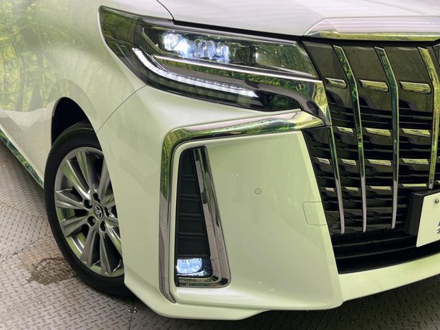 【LEDヘッドライト】悪天候や夜間走行時も良好な視界を確保し安心して運転できる高輝度LEDヘッドライトを装備！点灯速度が早く、消費電力も抑えられています。