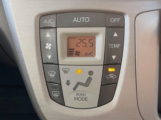 【オートエアコン】一度お好みの温度に設定すれば、車内の温度を検知し風量や温度を自動で調整。暑い…寒い…と何度もスイッチ操作をする必要はありません。快適な車内空間には必須の機能ですね♪