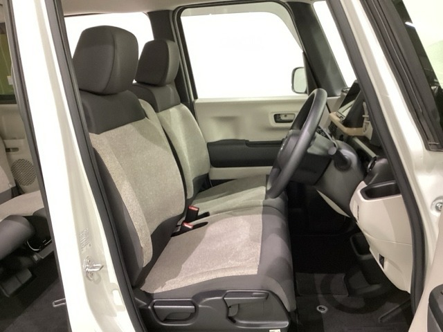 女性でも運転がしやすいように、シートの高さ調整機能（シートリフター）がついています。運転席と助手席の間が空いている為、助手席側への移動がスムーズです。交通量の多い道でも助手席側から乗り降りができます。