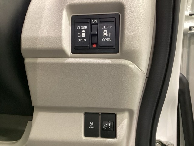 両側電動スライドドアは運転席から操作ができます。ヘットライトリベライザーのスイッチがあり道路状況や積荷の加重に応じてライトの高さ調節可能で、Hondaセンシング用のVSA解除スイッチがついてます。