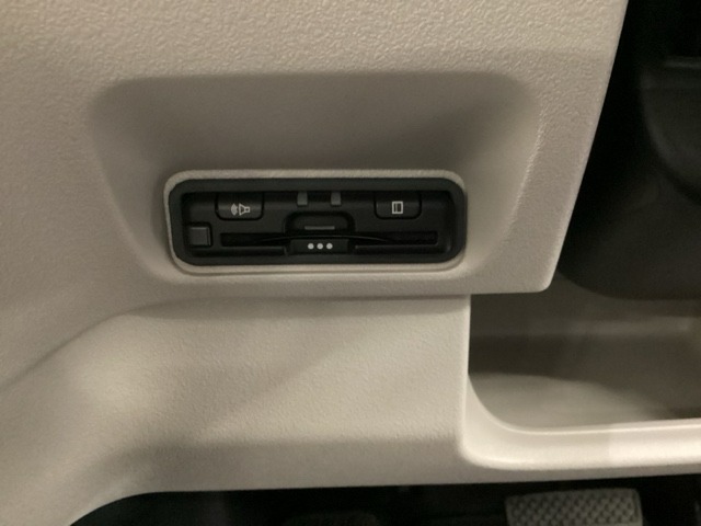 ハンドルの左下にETCがついています。高速道路の料金所の通過も楽々です。　カードの取り出しもしやすい場所についています。