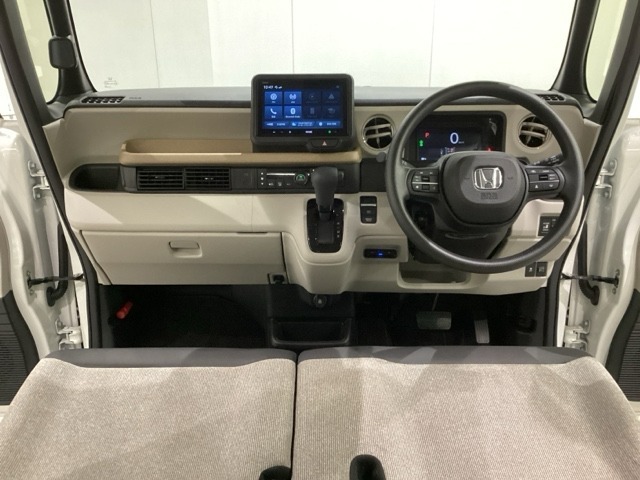 車内は光触媒抗菌消臭施工済です。インパネ周りはスタイリッシュなデザインで機能や装備も充実しています。グローブボックスやカップホルダーのほかにトレーなどたくさんの収納スペースが付いています。
