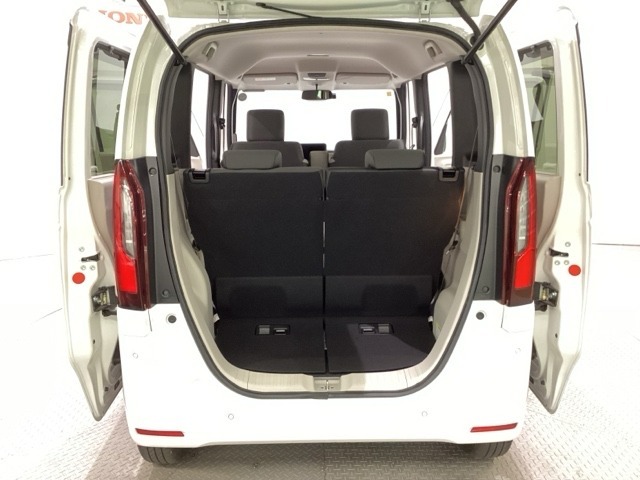 開口部も広く荷物の積み下ろしもしやすいお車となっております。シートの背もたれは5：5の割合で背もたれを可倒でき、前後のシートスライドもできるので荷室をひろげることができます。