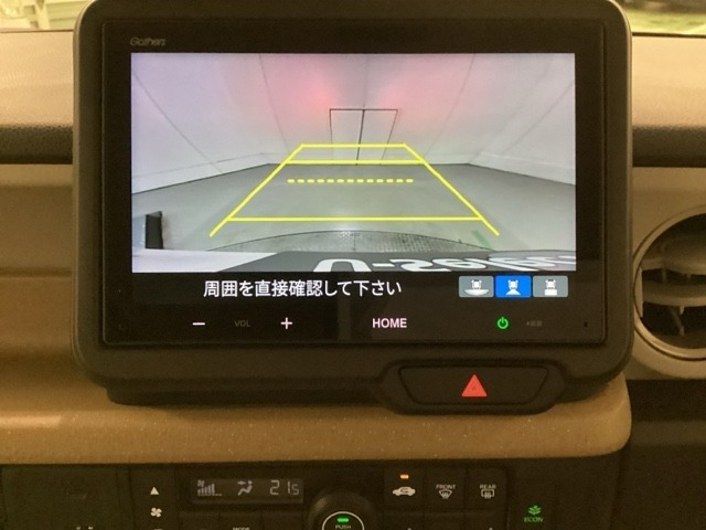 バックでの車庫入れも安心です！　リアカメラが付いているバックモニター付のディスプレイ・オーディオを装備しております。操作線もついており距離感も画面から確認できます。