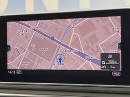 ●純正ナビ:一体感のあるナビは、高級感ある車内を演出してくれます。オーディオ機能も充実しておりますので、運転もより楽しめます♪