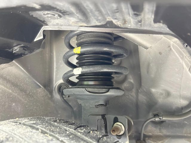 お車を安心してお乗りいただく為には、足回りの定期点検が欠かせません。サービスサポート（有償保証）では無料点検もご提供しており、安心のカーライフをお過ごしいただけるサポート体制が整っています。