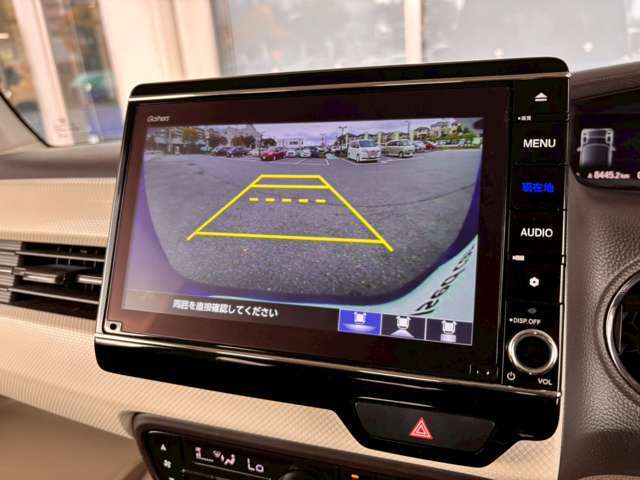 バックカメラが付いており、駐車の際も安心です。