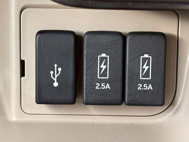 充電ソケットも充実しております。