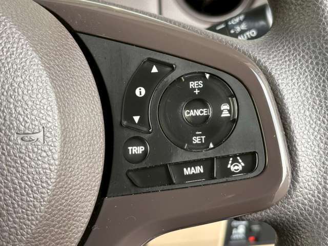 【アダクティブクルーズコントロール】渋滞走行と、長時間の巡航走行の2つのシーンで、アクセル、ブレーキすべてをシステムが自動で制御し、ドライバーの負担を軽減します。