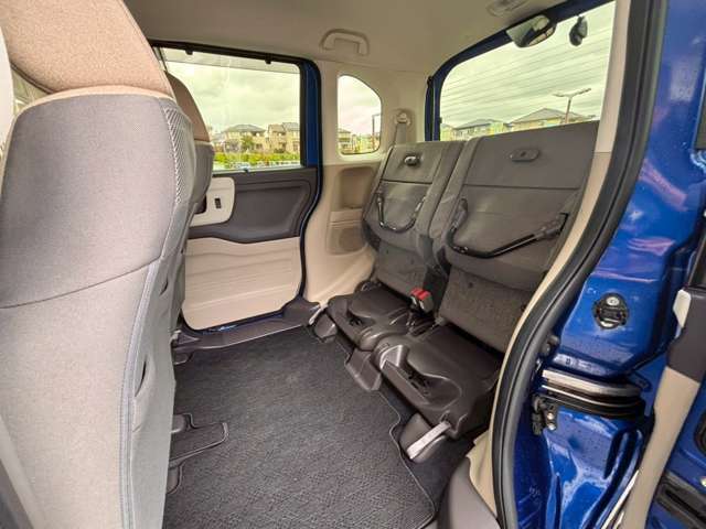 二列目を跳ね上げると高い荷物も詰め込めます。