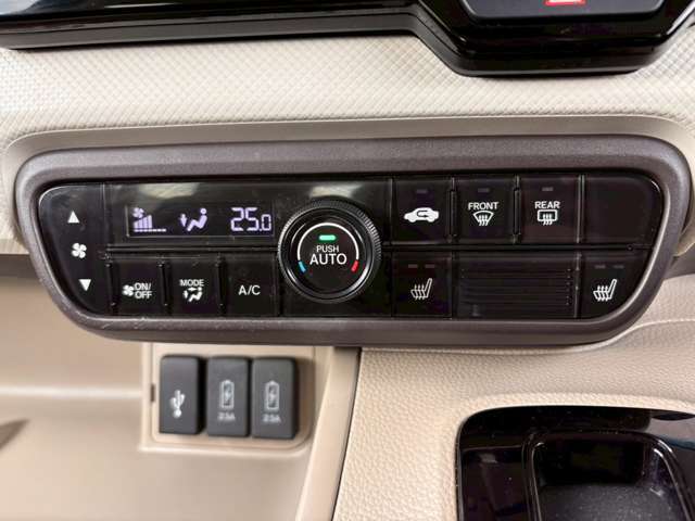 オートエアコンですので、温度・風量調整が楽々です。