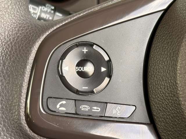 ハンドルから手を離すことなく、オーディオ操作ができます。