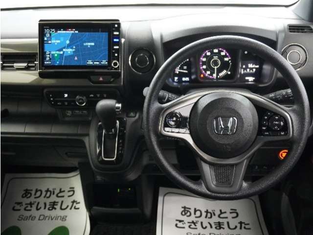 運転にかかわる様々な操作を安全に行えるように視点移動が少なく、操作性に配慮されたスイッチ類が凝縮されたコクピットです。
