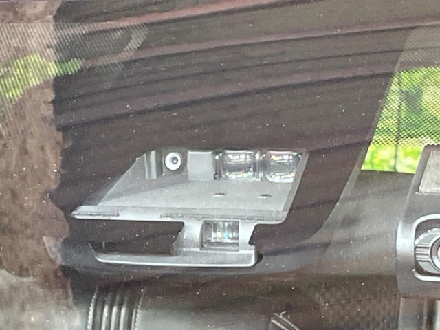 【トヨタセーフティセンス】走行中に前方の車両等を認識し、衝突しそうな時は警報とブレーキで衝突回避と被害軽減をアシスト。より安全にドライブをお楽しみいただけます。