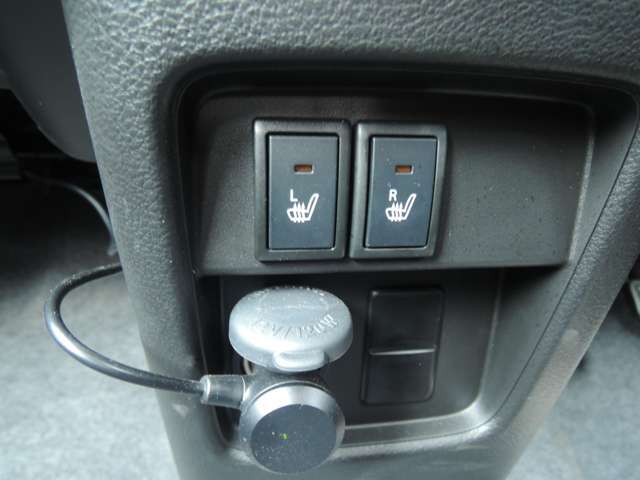 運転席には寒い日に嬉しいシートヒーターがついております！スイッチ一つで切り替えができます！