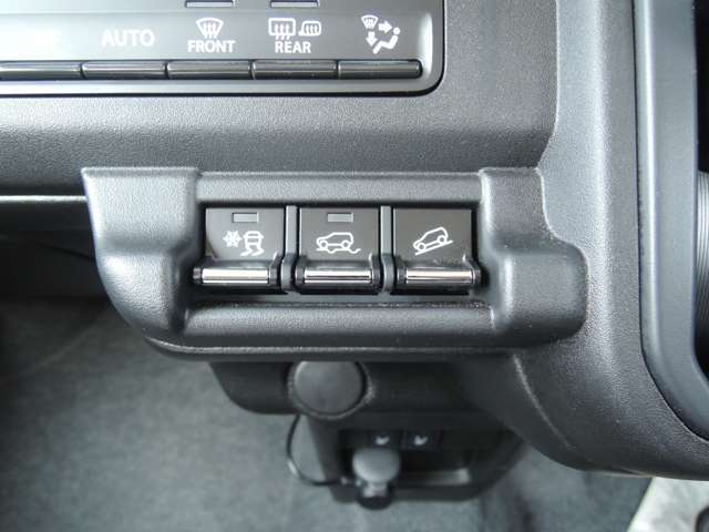 スノーモードやグリップコントロールなど道路状況に合わせて使用できるスイッチが並んでおります。