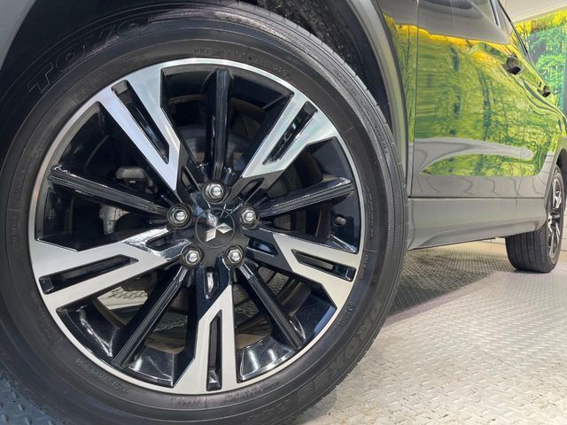 【18インチアルミホイール】外観にマッチしたアルミホイールを装着しております。各種アルミホイールや、スタッドレスタイヤも取扱いしております。是非ご相談ください♪