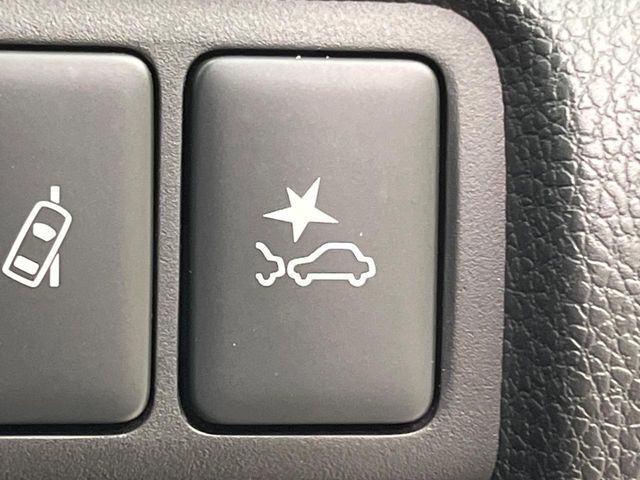 【三菱e-Assist】走行中に前方の車両等を認識し、衝突しそうな時は警報とブレーキで衝突回避と被害軽減をアシスト。より安全にドライブをお楽しみいただけます。