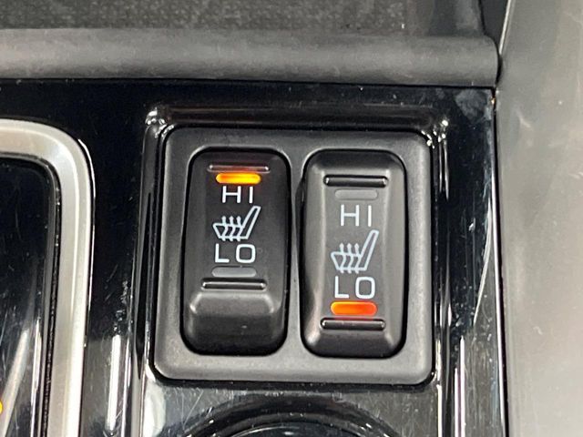 【シートヒーター】寒い日に重宝するシートヒーター！エアコンより早く温まってくれるので寒がりの人も安心ですね♪エアコンの温風は乾燥するから苦手、という方にもをおすすめです。