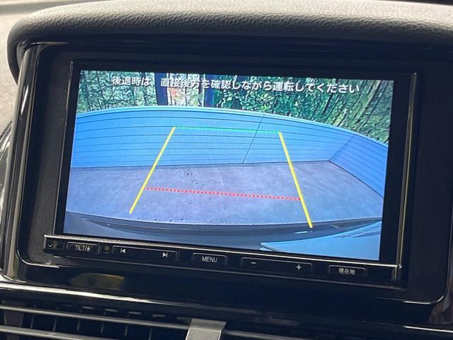 【バックカメラ】駐車時に後方がリアルタイム映像で確認できます。大型商業施設や立体駐車場での駐車時や、夜間のバック時に大活躍！運転スキルに関わらず、今や必須となった装備のひとつです！