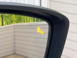 【ブラインドスポットワーニング】走行中、ドアミラーの死角になりやすい箇所に後続車が接近するとサイドミラー付近に警告を表示、ドライバーに注意喚起をしてくれます。