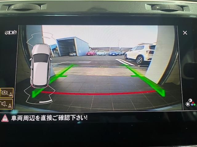 フロントリヤに障害物が近づくと、その一部分が画面に光り、音でも危険をお知らせします。