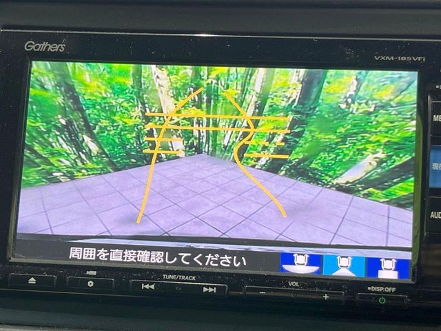 【バックカメラ】駐車時に後方がリアルタイム映像で確認できます。大型商業施設や立体駐車場での駐車時や、夜間のバック時に大活躍！運転スキルに関わらず、今や必須となった装備のひとつです！