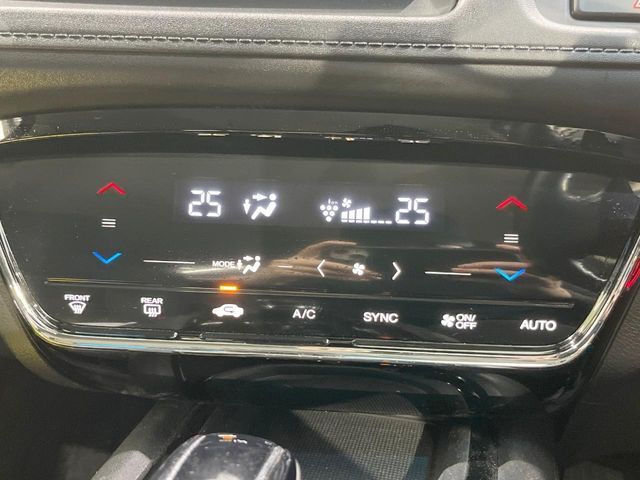 【オートエアコン】一度お好みの温度に設定すれば、車内の温度を検知し風量や温度を自動で調整。暑い…寒い…と何度もスイッチ操作をする必要はありません。快適な車内空間には必須の機能ですね♪