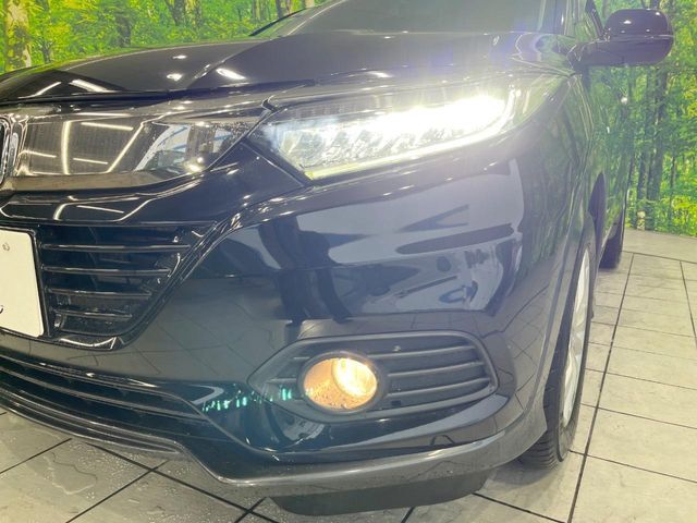 【LEDヘッドライト】悪天候や夜間走行時も良好な視界を確保し安心して運転できる高輝度LEDヘッドライトを装備！点灯速度が早く、消費電力も抑えられています。