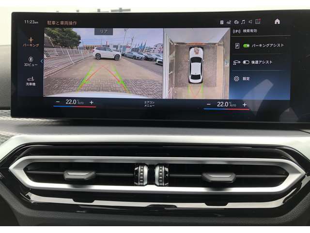 駐車する際は、パーキングヘルプラインと障害物マーク表示機能付のリアビューカメラがスマートな車庫入れをサポートします！障害物との距離を信号音と画面表示でお知らせするので安全かつ正確に駐車できます。