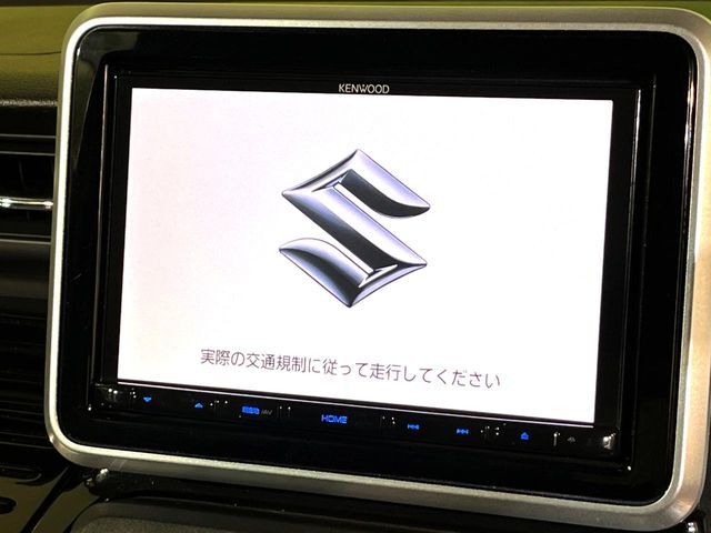 【純正ナビ】人気の純正ナビを装備しております。ナビの使いやすさはもちろん、オーディオ機能も充実！キャンプや旅行はもちろん、通勤や買い物など普段のドライブも楽しくなるはず♪