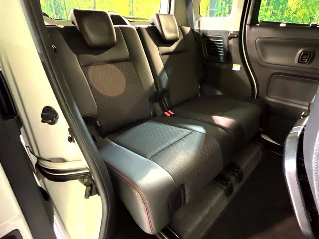 後部座席も気になるようなキズ・汚れやへたり等、大きなダメージはなく、良好な状態です。