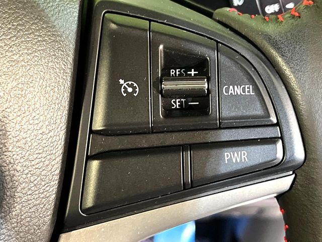 【クルーズコントロール】高速道路もラクラク走行。アクセルを離しても一定速度で走行ができ、長距離運転時の負担を軽減！加速・減速も簡単なスイッチ操作で調整できます。