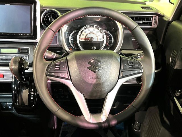 ステアリングも使用感が少なく、きれいな状態となっております♪