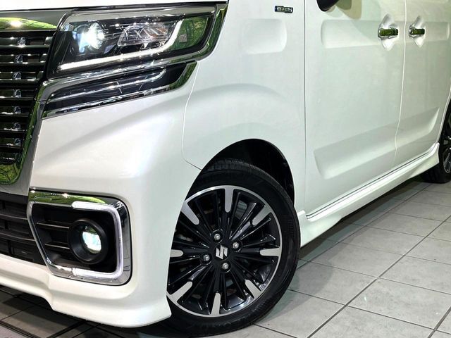 【LEDヘッドライト】悪天候や夜間走行時も良好な視界を確保し安心して運転できる高輝度LEDヘッドライトを装備！点灯速度が早く、消費電力も抑えられています。