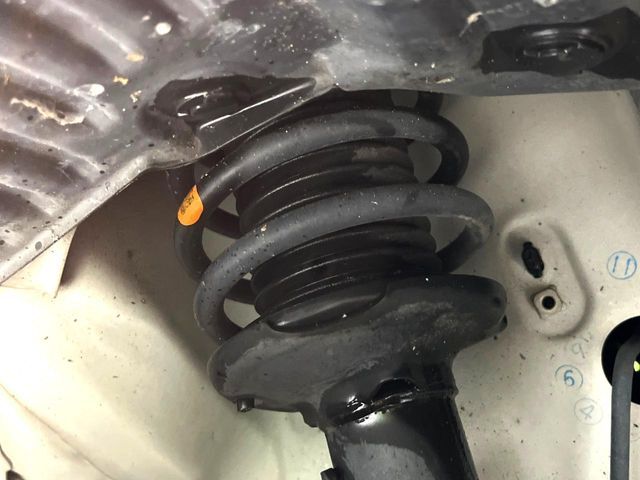 お車を安心してお乗りいただく為には、足回りの定期点検が欠かせません。サービスサポート（有償保証）では無料点検もご提供しており、安心のカーライフをお過ごしいただけるサポート体制が整っています。