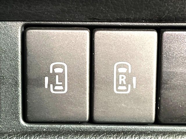 【両側パワースライドドア】スマートキーや運転席のスイッチで後席両側スライドドアの開閉が可能♪電動だから力を入れてドアを開ける必要が無く、小さなお子様でも簡単に開け閉めでき快適です♪