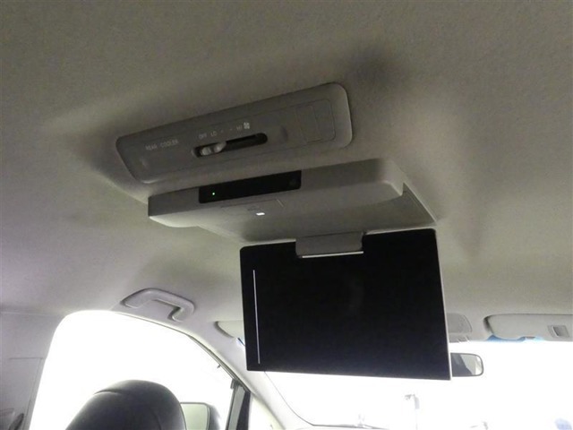 【リヤクーラー/11インチ後席モニター】リヤクーラー付きで、暑い日もより快適に過ごせます。/　天井吊り下げ式の後席モニターも装着されています。これで後ろの人も退屈しないですみますね。