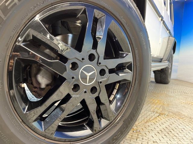 ●純正18インチアルミホイール：輸入車ならではの卓越した走りを支えるホイールと足回りです！日本車の走りに慣れている方にもぜひ体感して頂きたいほど、高いレベルでまとまっています！