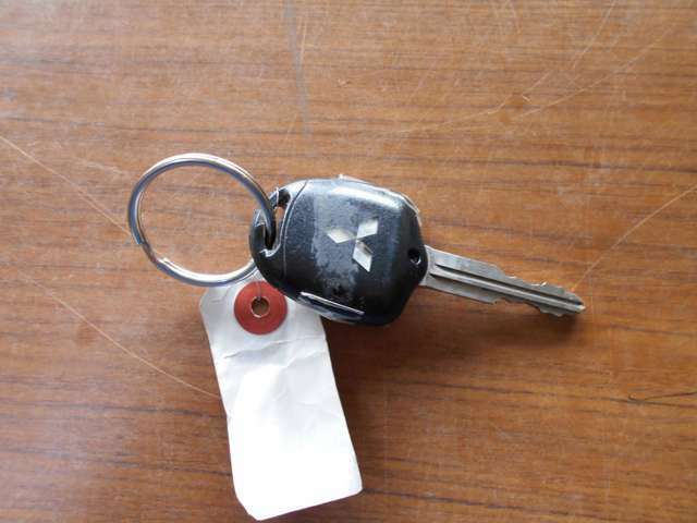 【キーレス】鍵の開け閉めはリモコンで簡単！鍵穴に一回一回差し込んで施錠という手間が省けます。