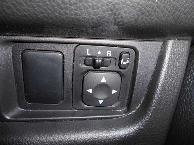 【電動ミラー】ミラーをドライバーに適した位置に調節する事や、格納する事がボタン一つで操作可能！手動で調節・格納する手間をなくし、更に直接ミラーに触れずにすむことで指紋などから汚れも防ぐことができます。