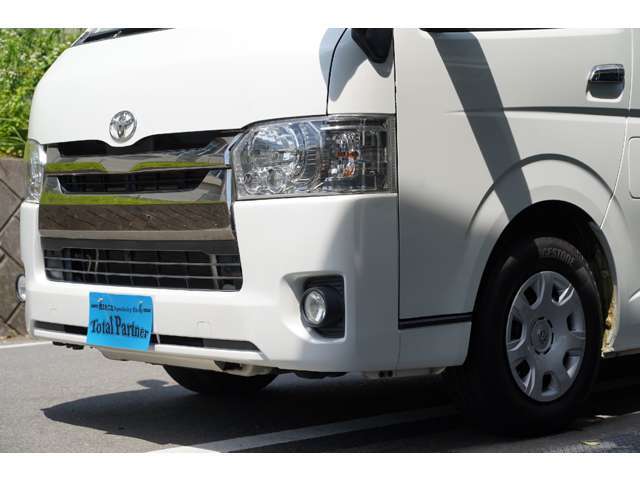 遠方に多数販売させて頂いています。どちらの車両も全て同じ角度て写真を撮影しています。お車の状態が写真でお伝え出来るように当社では写真加工等は一切いておりません。