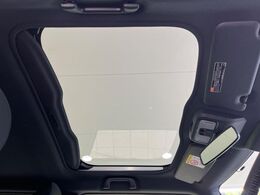 【ガラスルーフ】ガラスルーフ搭載で車内の解放感が一気にアップ！開放的なドライブをお楽しみいただけます。